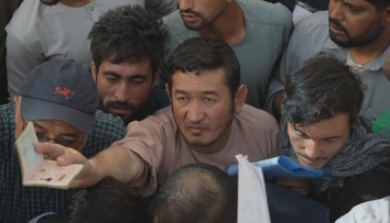 Tisíce lidí se stále snaží dostat z Afghánistánu. Bojí se Tálibánu