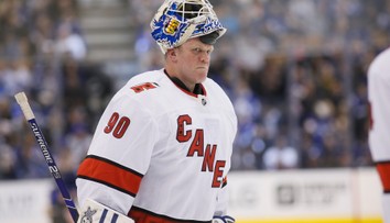Rolbař, který po čtyřicítce nastoupil v NHL. Kdo je nový hrdina Caroliny?