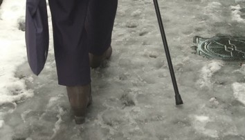Na ledu upadl a zlomilo se mu chodítko. Zoufalému muži pomohli strážníci