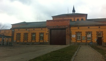 V plzeňské věznici na Borech měl uhořet vězeň. Údajně kouřil v posteli