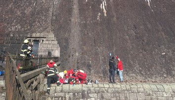 Z přehrady Les Království se zřítil mladík. Utrpěl hrozivá zranění