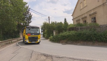 Kamiony ničí obce ve středních Čechách. Petice chce zakázat jejich tranzit