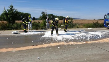 Nebezpečná látka zastavila dálnici D1. Kyselina poleptala řidiče