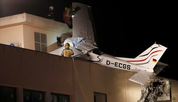 Malé letadlo se u Barcelony zřítilo na benzínovou pumpu, dva mrtví