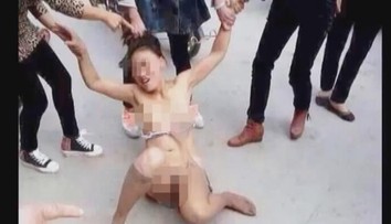 Žena svlékla manželovu milenku DONAHA a zmlátila ji! VIDEO