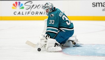 Šílené chyby brankáře potopily Sharks. Obejmeme ho a jdeme dále, hájí jej kouč