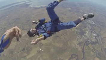 DĚSIVÉ VIDEO: Mladík (22) skočil z letadla, málem se zabil!