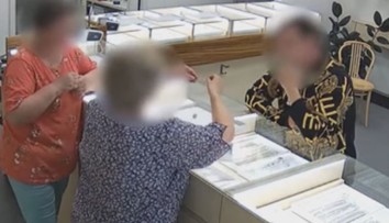 Recidivista vytrhl prodavačce zlatý řetízek. Dostihl ho majitel zlatnictví