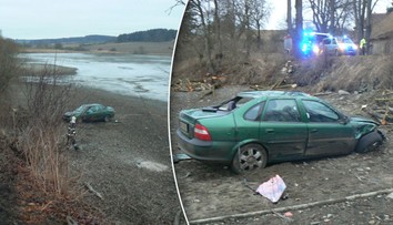 Auto skončilo v rybníku u Merklína! Řidička (18) měla štěstí