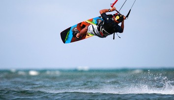 Poryv odhodil muže na kiteboardu do sloupu, na místě zemřel!