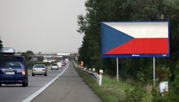 Billboardy na dálnicích překryly české vlajky. Víme, co znamenají