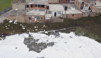 "Létající" pěna pokryla kolumbijské město. Může za to znečištěná řeka
