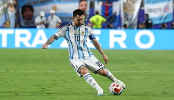 Messi hrdinou i hříšníkem. Po hattricku se řeší jediné: Měl být Argentinec vyloučen?