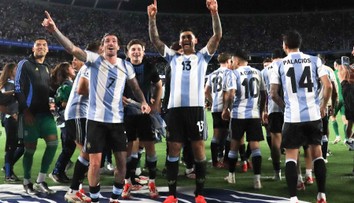 Argentina postoupila na MS, obhájce zesměšnil Brazílii. Vinícius provokoval