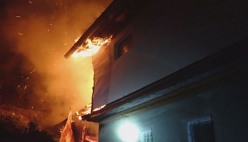 Požár jim sebral domov. Pár, který se stará o postiženou dceru, nemá kam jít