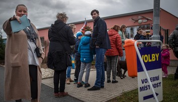 K urnám přišlo nebývale mnoho voličů. Kdo na tom nejvíc vydělal