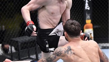 Sandman uspal soupeře naskočeným kolenem. Volkov ukončil Overeema
