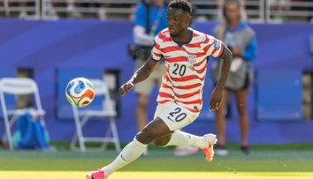 Kontroverzní rozhodnutí FIFA! Hvězda USA bude i přes červenou hrát osmifinále