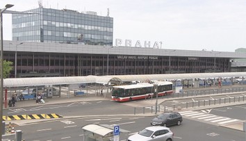 Dopravu u letiště ochromila oprava křižovatky. Sezóna přitom ještě ani nezačala