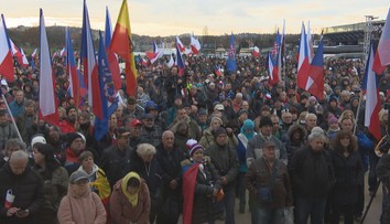 Na pražské Letné se sešly stovky lidí. Protestovaly proti Fialově vládě