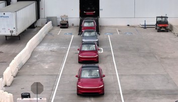 Rozpačitý start robotických taxíků Tesly. Už po pár dnech se kupí selhání
