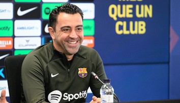 Už je to oficiální. Xavi zůstává trenérem Barcelony, přesvědčili ho hráči
