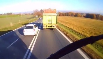 VIDEO: Nebezpečné předjíždění přes plnou čáru. K tragédii chybělo málo