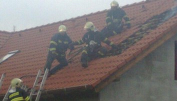 Muže z Prahy vyděsily černé fleky na střeše domu. Hasiči se nestačili divit