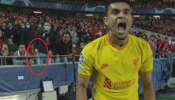 Fanoušci Benficy proti Liverpoolu řádili. Jeden hodil po Díazovi tyč