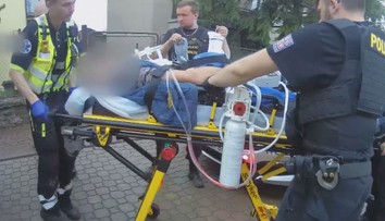 Takhle vypadají praví hrdinové. Policisté zachránili muže, který zkolaboval