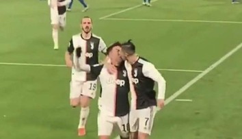 Co to bylo? Svět řeší polibek Ronalda s Dybalou! Ale jak je to doopravdy?
