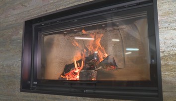 Kvůli cenám energií jdou kamna na dračku. Výrobci jsou zavalení na měsíce dopředu