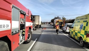 Chodce na dálnici srazil kamion. Smrti unikl jen o vlásek