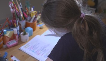 Děti se vrací do lavic. Školy ale do poslední chvíle neví, kolik budou mít žáků