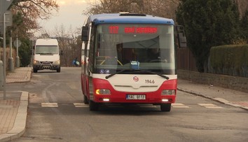 Telefonování za volantem a neslušné gesto. Řidiče MHD natočili při riskantní jízdě
