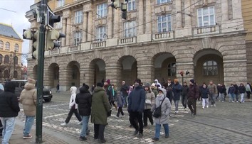 Cizinci mají o studium v Česku velký zájem. Jejich žádosti úřady nestihají odbavit