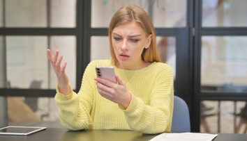 Bankovní aplikace přestávají fungovat na starších mobilech. Lidé jsou naštvaní
