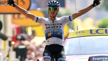 Trentin ujel všem a slaví. Ve žlutém zůstal Francouz Alaphilippe