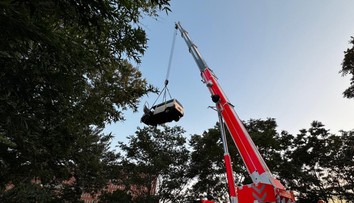 Dodávka s dítětem skončila ve Vltavě. Matka nečekala a vběhla do řeky za ním