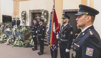 Policie vypravila služební pohřeb kolegovi. Zemřel při vyšetřování nehody na D5