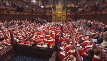 Britská šlechta může přijít o dědičná křesla v parlamentu. Navrhla to vláda