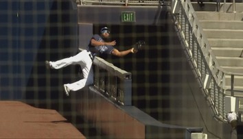 Parádní moment z MLB! Baseballista přeskočil plot a chytil dlouhý odpal