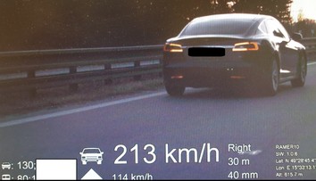 Řidič tesly se hnal po dálnici 213 km/h. Zřejmě přijde o řidičák
