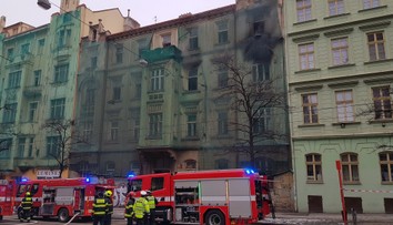V centru Prahy hořel dům. Zásah hasičů blokoval provoz tramvají