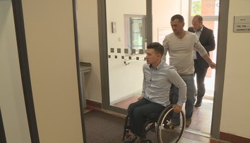 Na výletě spadl na chlapce náhrobek. Dostane skoro 9 milionů