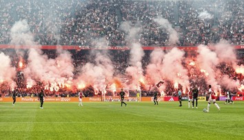 Šlágr v Nizozemsku předčasně ukončen. Fanoušci Ajaxu rozpoutali na hřišti peklo