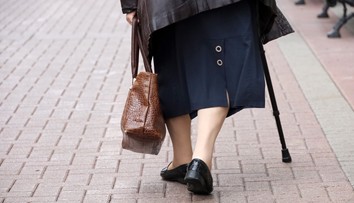 Teprve 15letý hoch přepadl v Klatovech seniorku. Zraněnou ji nechal na zemi
