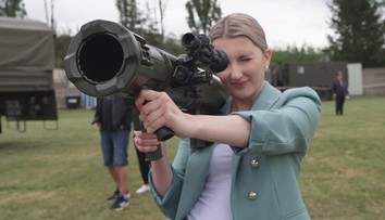 Mladá reportérka TV Nova a mocný Carl Gustav: S touhle pancéřovkou ji ve studiu neuvidíte!