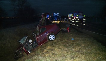 Tragédie u Čáslavi. Auto narazilo z boku do vlaku. Řidič nepřežil