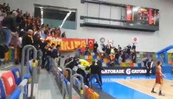 VIDEO: Drsná rvačka v Praze na basketu! Přijel Galatasaray